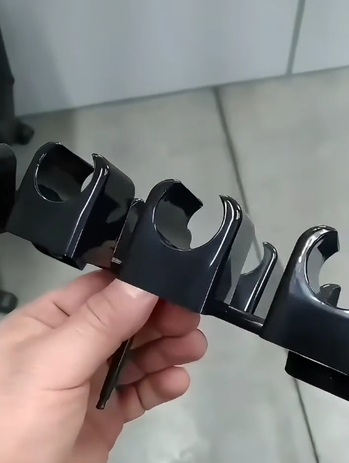Peça injetada com acabamento piano black de alto brilho